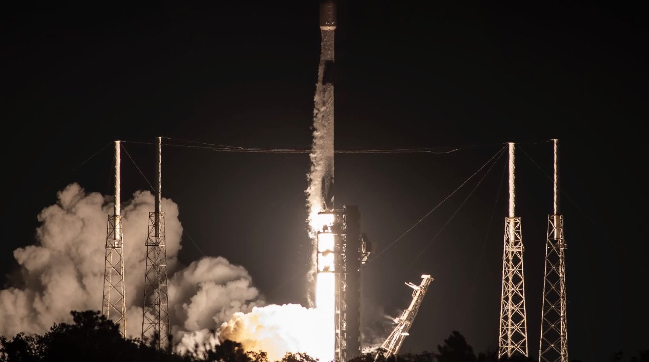 SpaceX猎鹰9号实现第300次着陆回收 再发22颗星链卫星